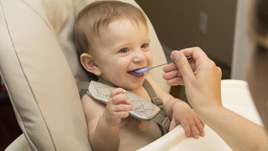 Un bebé comiendo una papilla