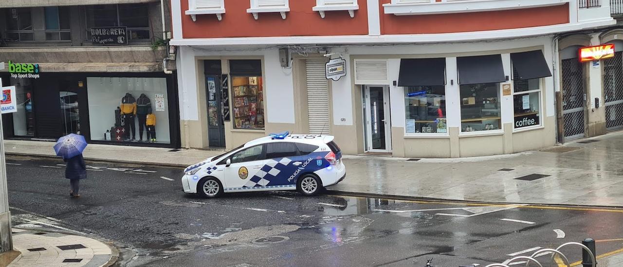 Un vehículo de la Policía Local de Vilagarcía en el centro de la ciudad, ayer.