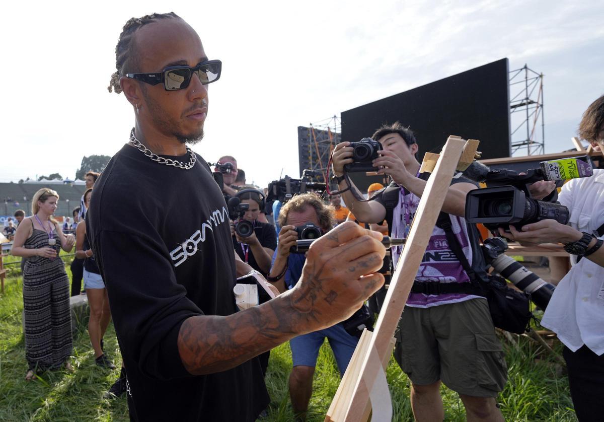 Vettel presenta sus 'hoteles para abejas' en Suzuka