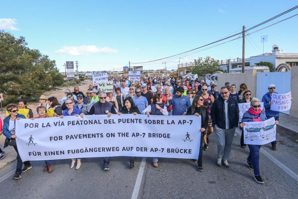 Manifestación en Orihuela Costa para pedir un puen