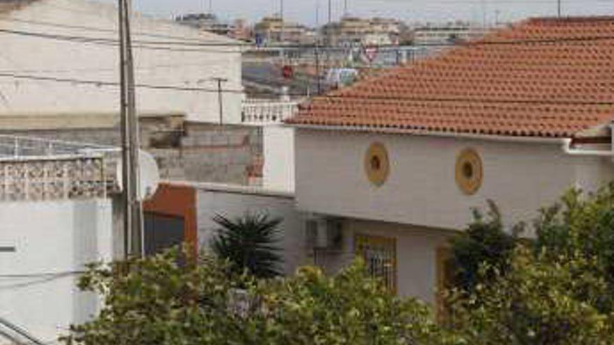 Dos calles estrechas forman el trazado del casi desconocido barrio Granada, situado junto a la cinta transportadora de la antigua cementera. ISABEL RAMÓN