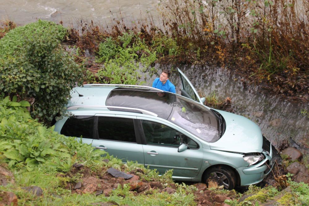 Cae un coche al río en Grado