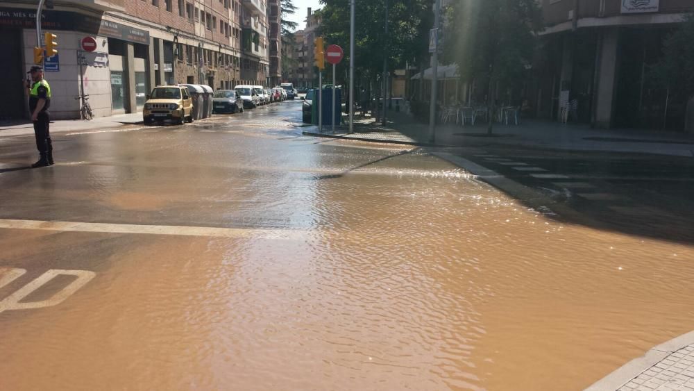 Policia local i tècnics d'Aigües de Manresa s'han desplaçat aquesta tarda a la cruïlla dels carrers de Sant Cristòfol i de Sant Joan d'en Coll de la capital del Bages per aturar una fuita d'aigua que