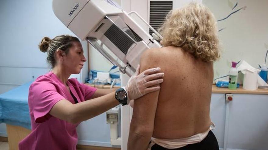 Imagen de archivo de una mamografía en las instalaciones de la Asociación Española contra el Cáncer.