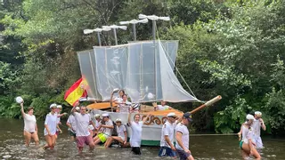 El Juan Sebastián Elcano navega por el Esva: así fue el divertido descenso folclórico de Trevías