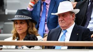 La infanta Elena y el Rey emérito Juan Carlos I, durante la final de Roland Garros que Rafa Nadal ganó este domingo. 