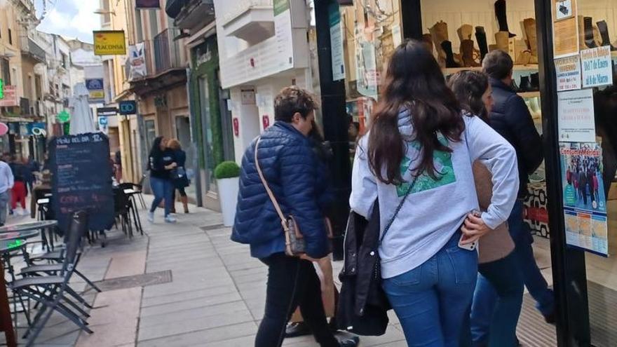 Las tiendas exhiben sus descuentos desde hace días en la calle Santa Eulalia, en Mérida.