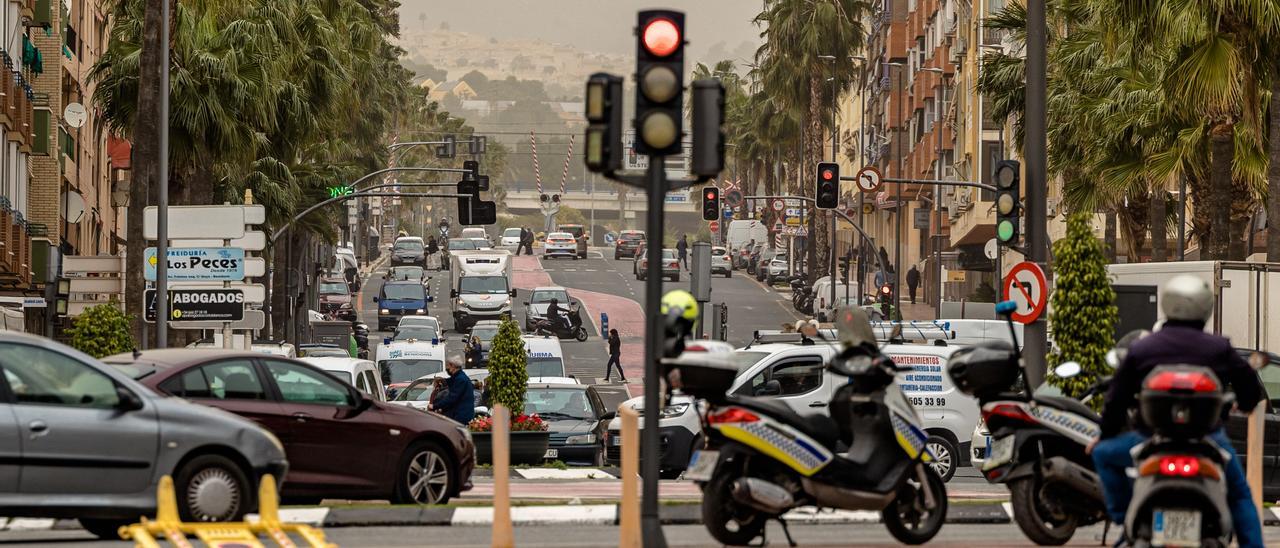 La &quot;plantà&quot; de las Fallas provoca cortes y desvíos de tráfico en Benidorm.