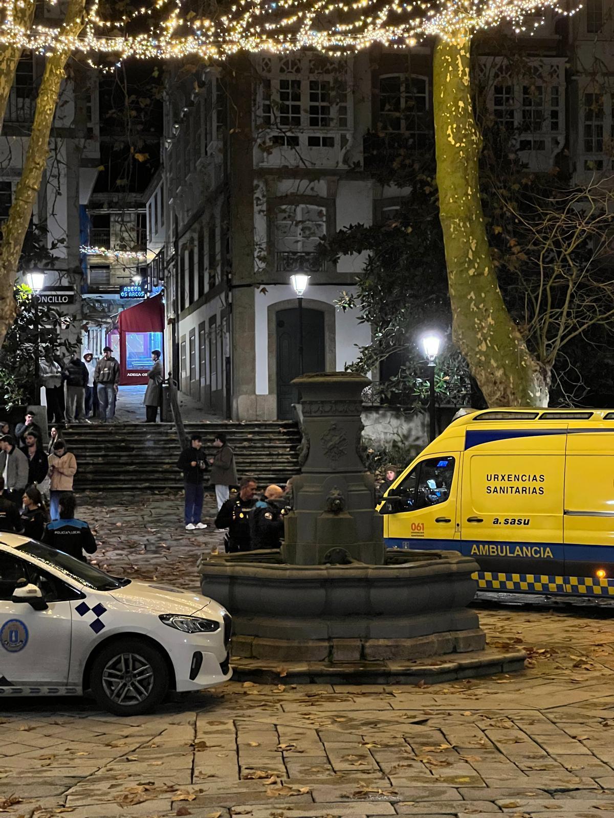 Un joven, herido grave al subirse a la fuente de la plaza de Azcárraga y caer tras derribar la escultura que la coronaba.