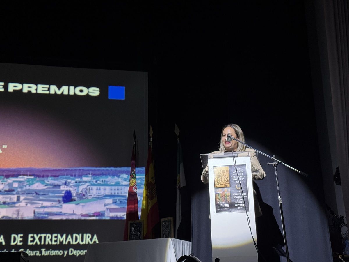 La alcaldesa de Casar de Cáceres en la entrega de premios.