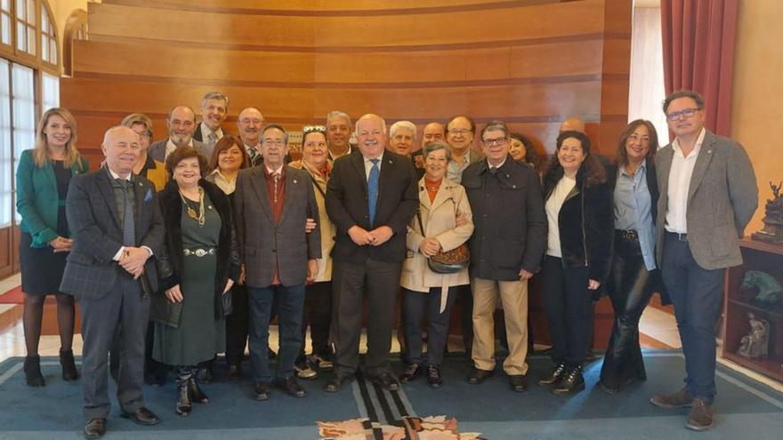 La cofradía del rabo de toro, recibida en el Parlamento andaluz.