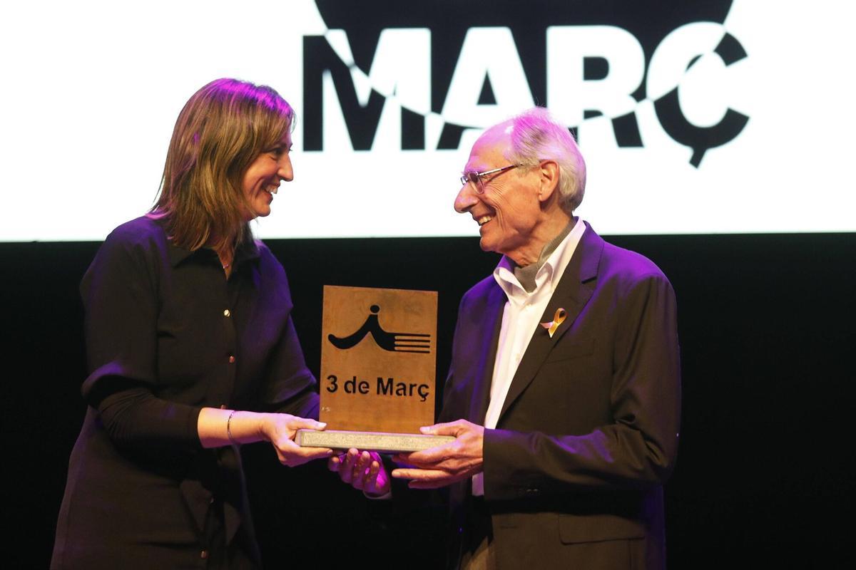 Salt. Teatre. Entrega del Premi Tres de Març a Felix Mussoll (rector de la parroquia de Sant Cugat). Cristina Alarcon (alcaldessa de Salt).