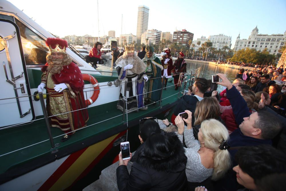 La Cabalgata ha partido poco después de las siete de la tarde desde la avenida de la Estación, con 24 carrozas cargadas con 30.000 juguetes y sacos con 6.000 kilos de caramelos.