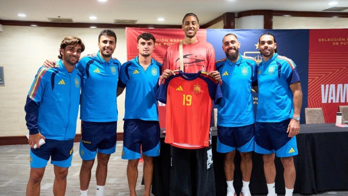 Baba Miller, junto a varios futbolistas de la selección española.