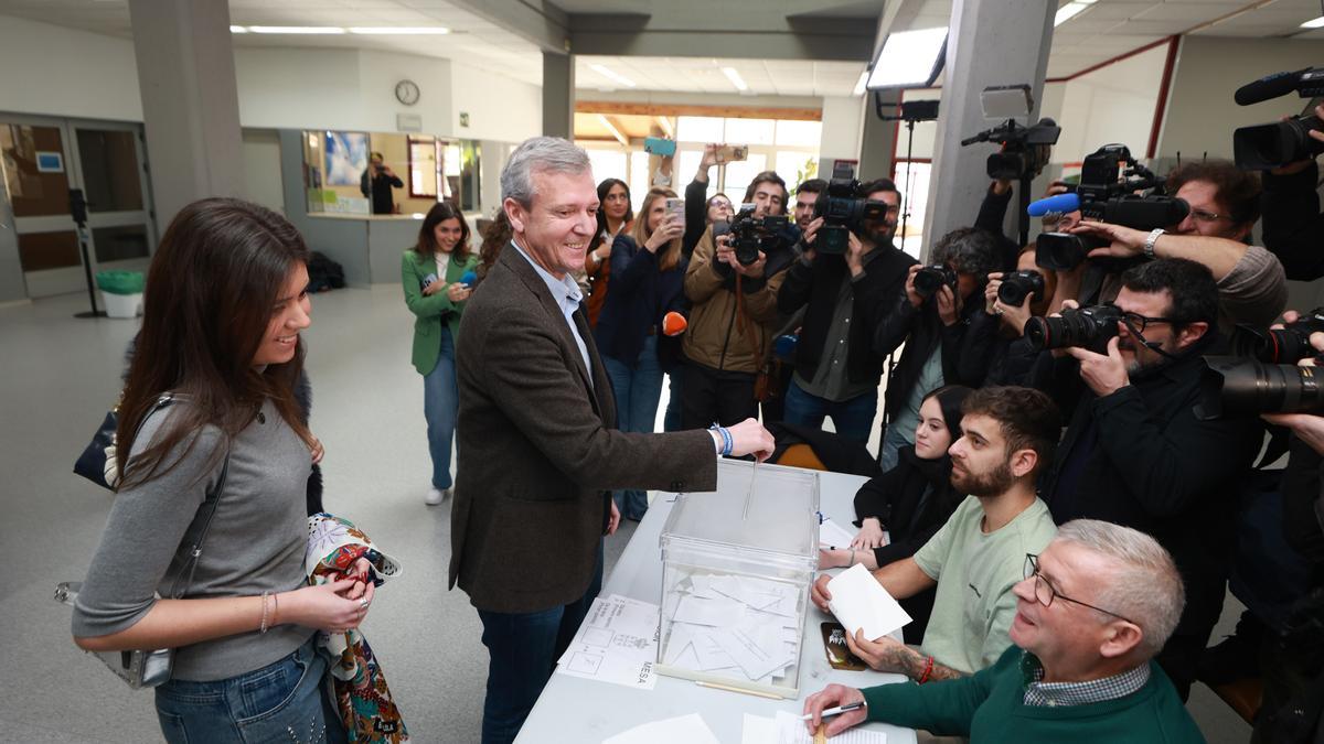 O presidente da Xunta e candidato do Partido Popular á reelección, Alfonso Rueda, exerce o seu dereito a voto, no Centro Galego de Tecnificación Deportiva (CGTD), a 18 de febreiro de 2024, en Pontevedra