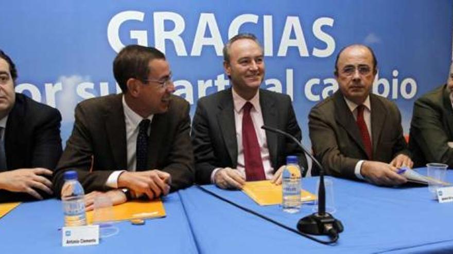 El diputado Gerardo Camps junto a Antonio Clemente, Alberto Fabra, Ignacio Gil-Lázaro y David Serra, ayer en Valencia.