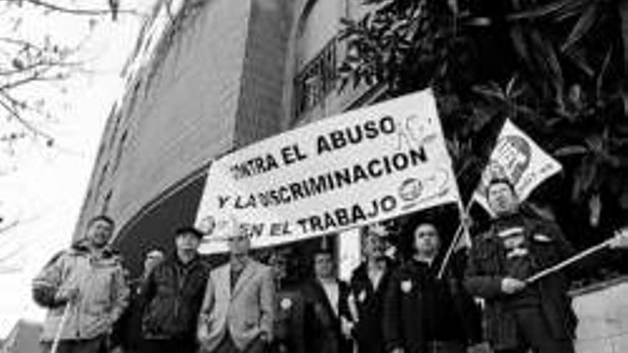 Empleados civiles de Defensa protestan ante Las Gravelinas