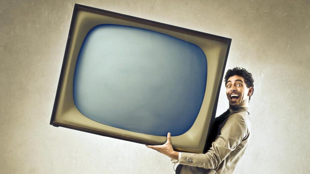 zentauroepp39798440 television  televisor 16621185   young businessman holding a180327154840