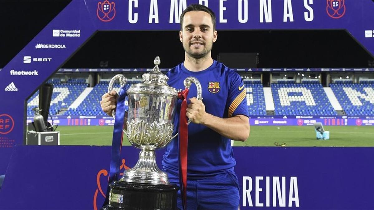 Jonathan Giráldez posa con la Copa de la Reina.