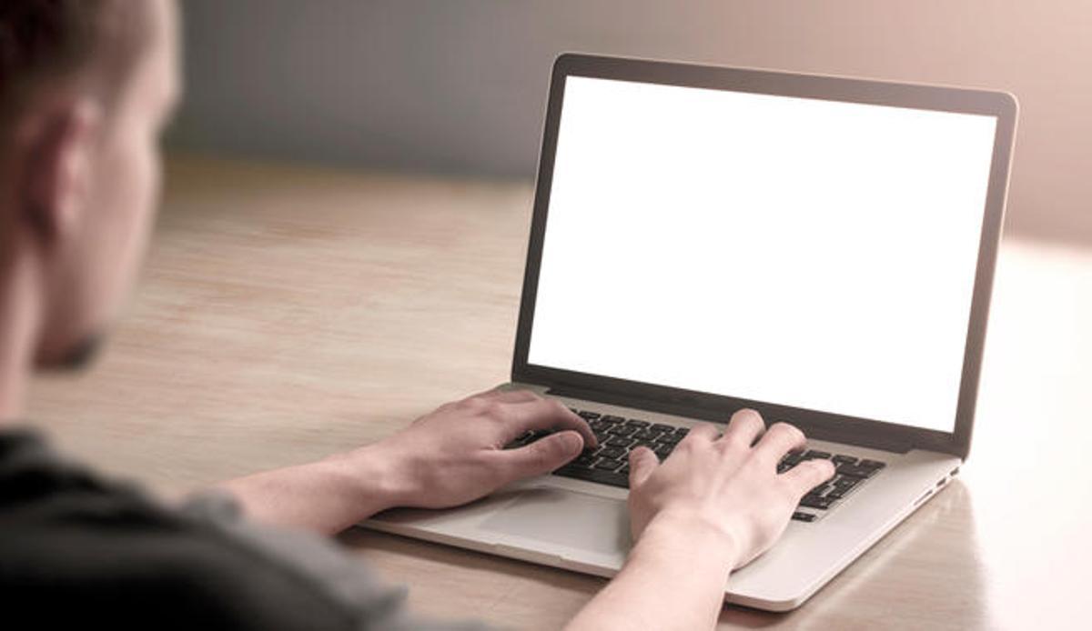 Un hombre consulta un diagnóstico en la red.