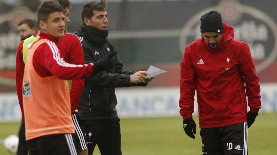 Berizzo, junto a Radoja, habla con Nolito, en el entrenamiento de ayer en A Madroa. // Ricardo Grobas