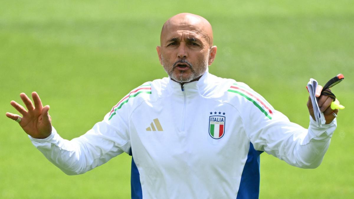 Spalletti, el seleccionador italiano, en el entrenamiento previo al duelo de octavos de final con Suiza en Berlín.