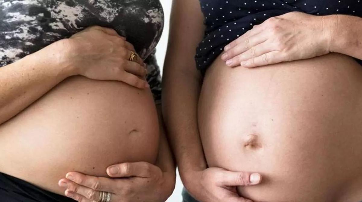 Dos mujeres en avanzado estado de gestación.