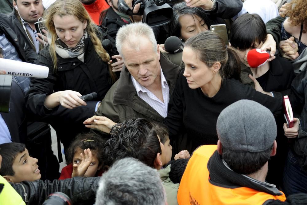 Angelina Jolie visitó varias instalaciones temporales de acogida de refugiados en Atenas y se reunió con el primer ministro, Alexis Tsipras, en su primera visita a Grecia como embajadora de buena voluntad del Alto Comisionado de las Naciones Unidas para los Refugiados (ACNUR).