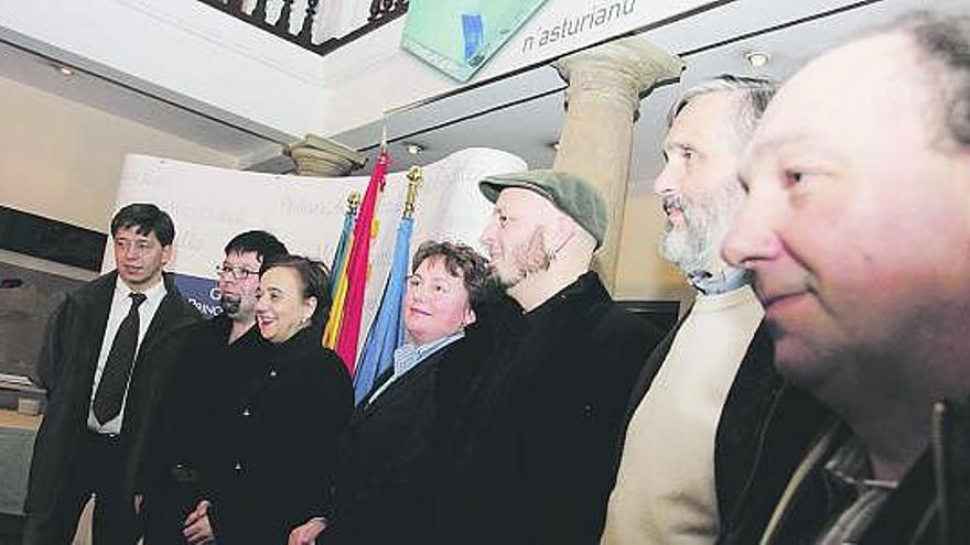 Los galardonados, con la consejera Mercedes Álvarez y la directora de Política Llingüística, Consuelo Vega.