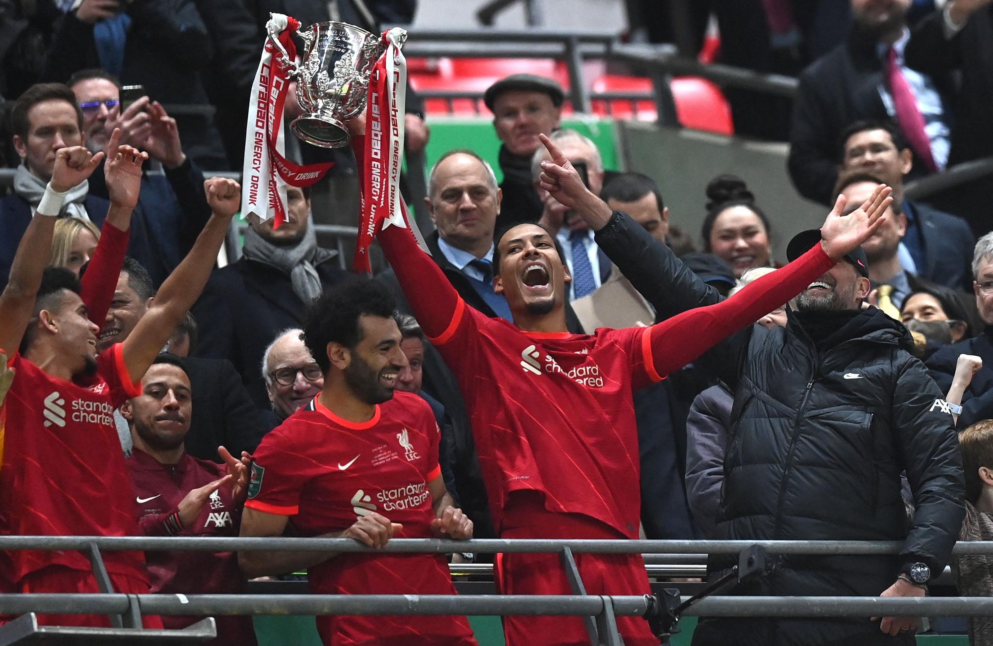 Virgil Van Dijk levanta el título de la Carabao Cup, ayer en Wembley | AFP