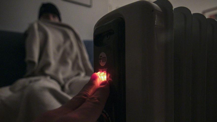 Una persona se abriga junto a un calefactor en Córdoba, en una imagen de archivo. | CÓRDOBA