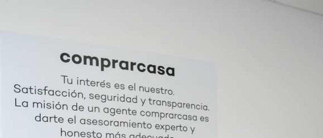 Alba Romano trabaja en una de las nuevas inmobiliarias. // Iñaki Abella