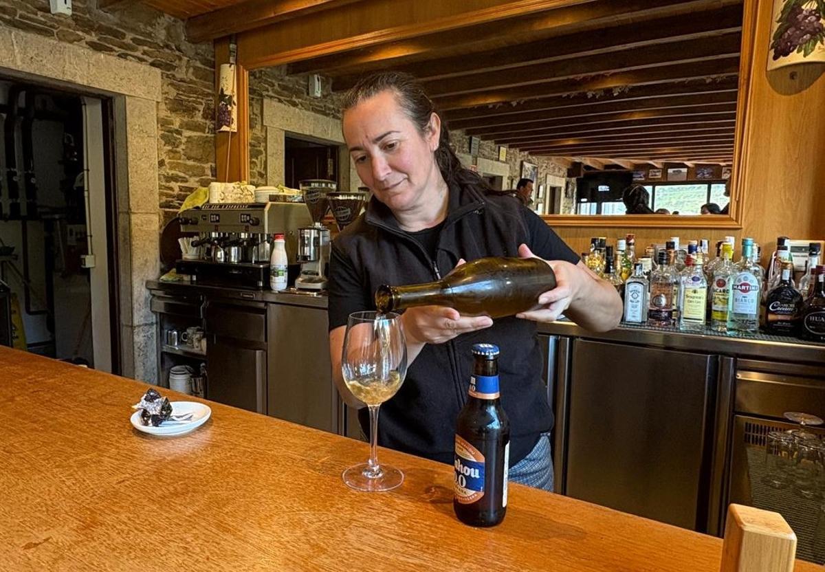 Marta Tapia sirve un vino.