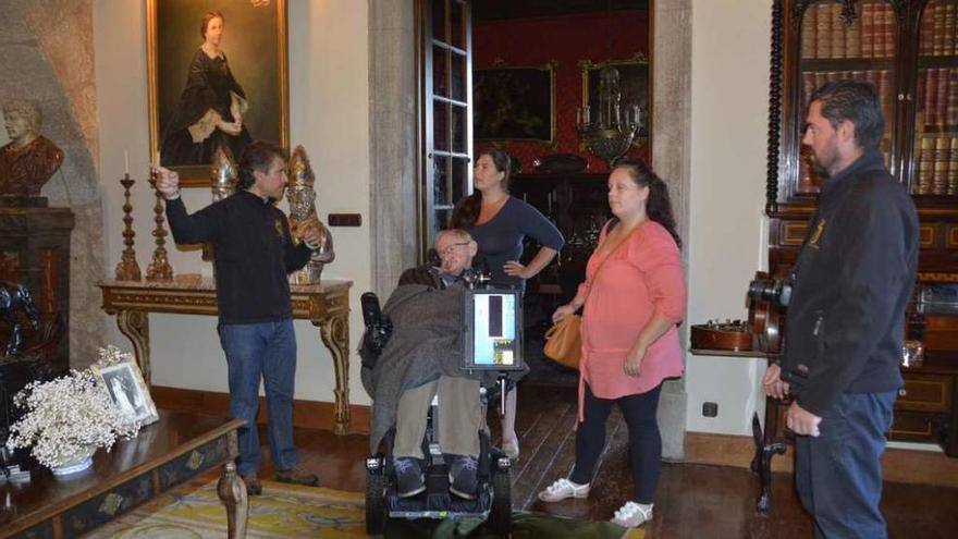 Hawking y sus acompañantes, durante la visita al interior del Pazo de Rubiáns.
