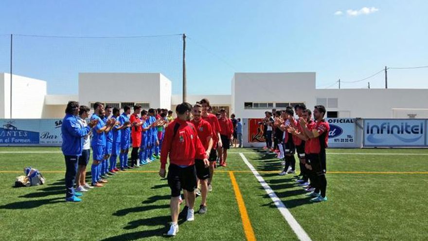 Los jugadores del Formentera juvenil reciben el pasillo del primer equipo.