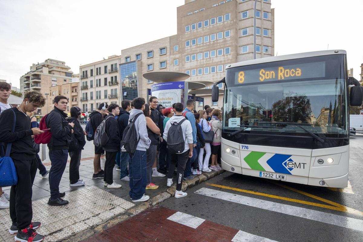 Usuarios subren a un bus de la EMT en Palma.