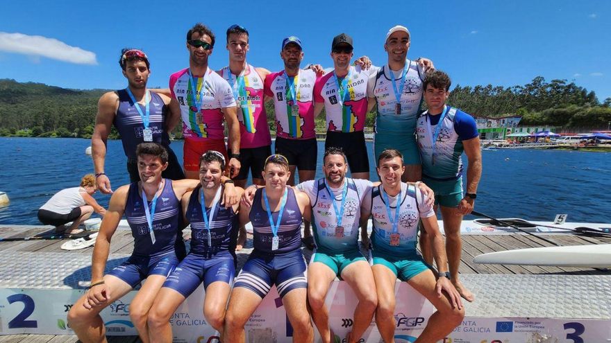 El equipo del K-4 del Ría de Aldán, arriba, con sus compañeros de podio.
