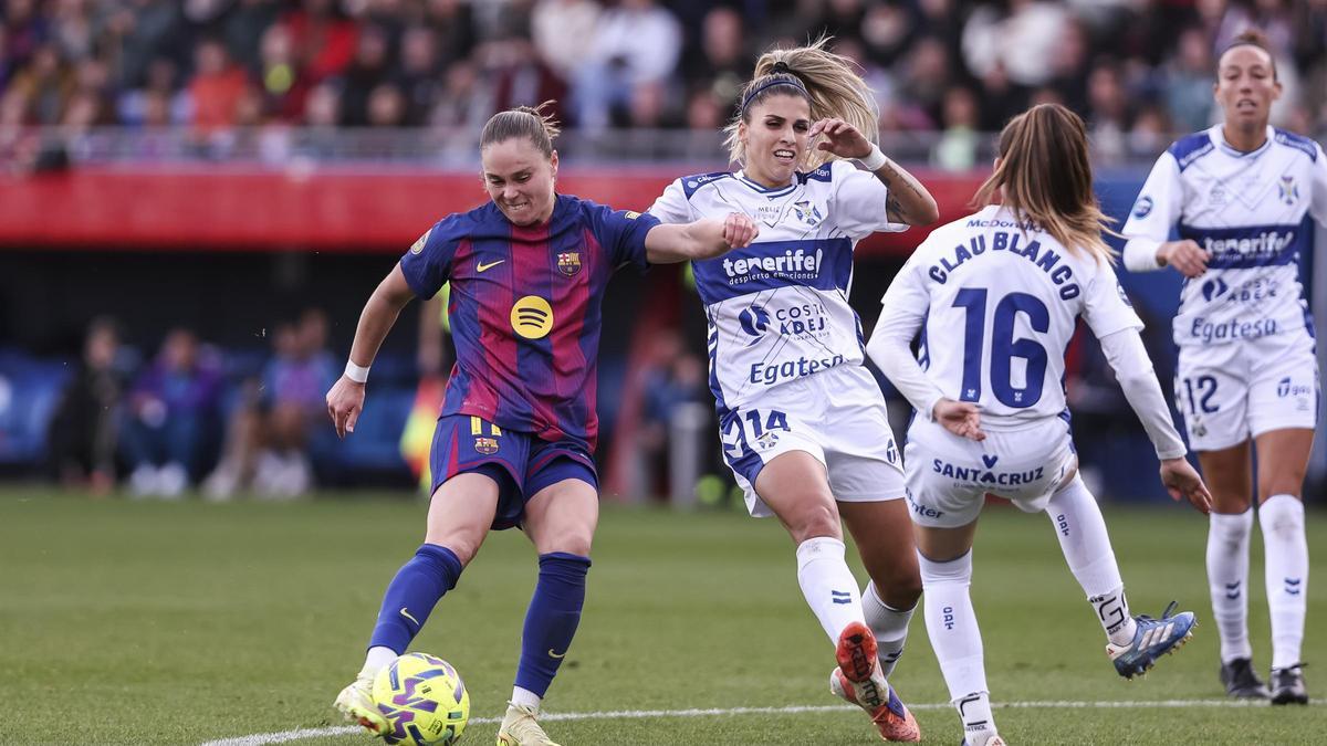 Ewa Pajor remata a puerta ante las defensoras del Tenerife.