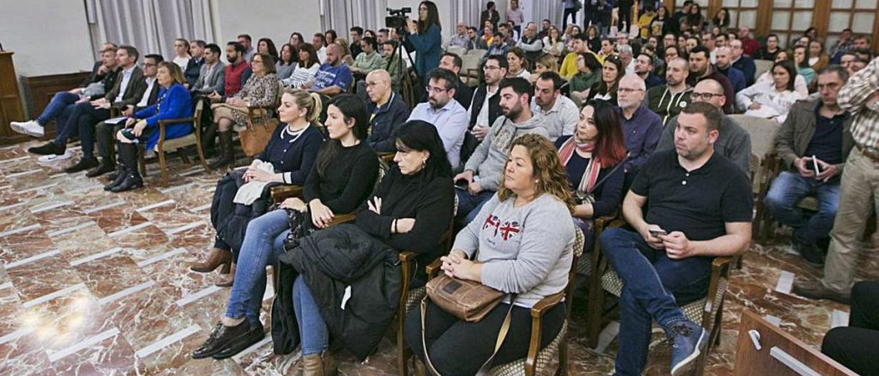 El salón de plenos de Gandia, lleno de representantes de las fallas, durante la asamblea del miércoles.