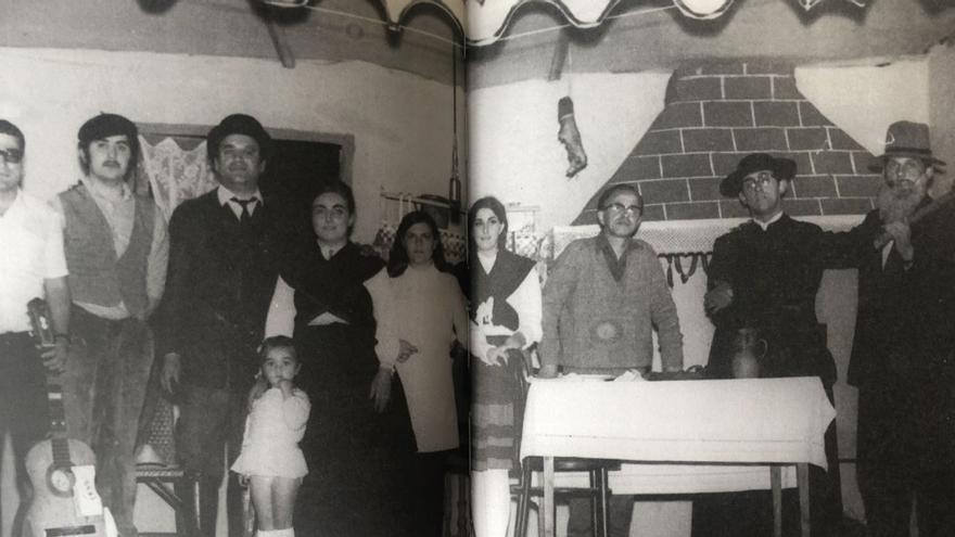 Pola esquerda, Enrique Carou, Carlos Gey, Xesús Santos, Mari Santos, Carme Rodríguez, Mercedes Rodríguez, Asunción Resúa, Ramón Pimentel, Constante Castaño e Suso Rañó, en 1971 / airiños