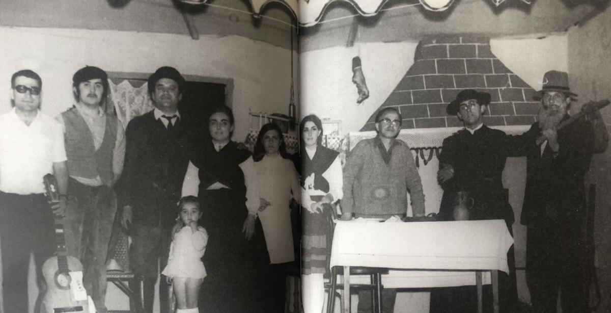 Pola esquerda, Enrique Carou, Carlos Gey, Xesús Santos, Mari Santos, Carme Rodríguez, Mercedes Rodríguez, Asunción Resúa, Ramón Pimentel, Constante Castaño e Suso Rañó, en 1971 / airiños