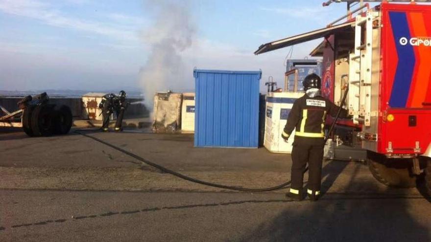 Emergencias sofoca el incendio en el contenedor de la lonja. // Faro