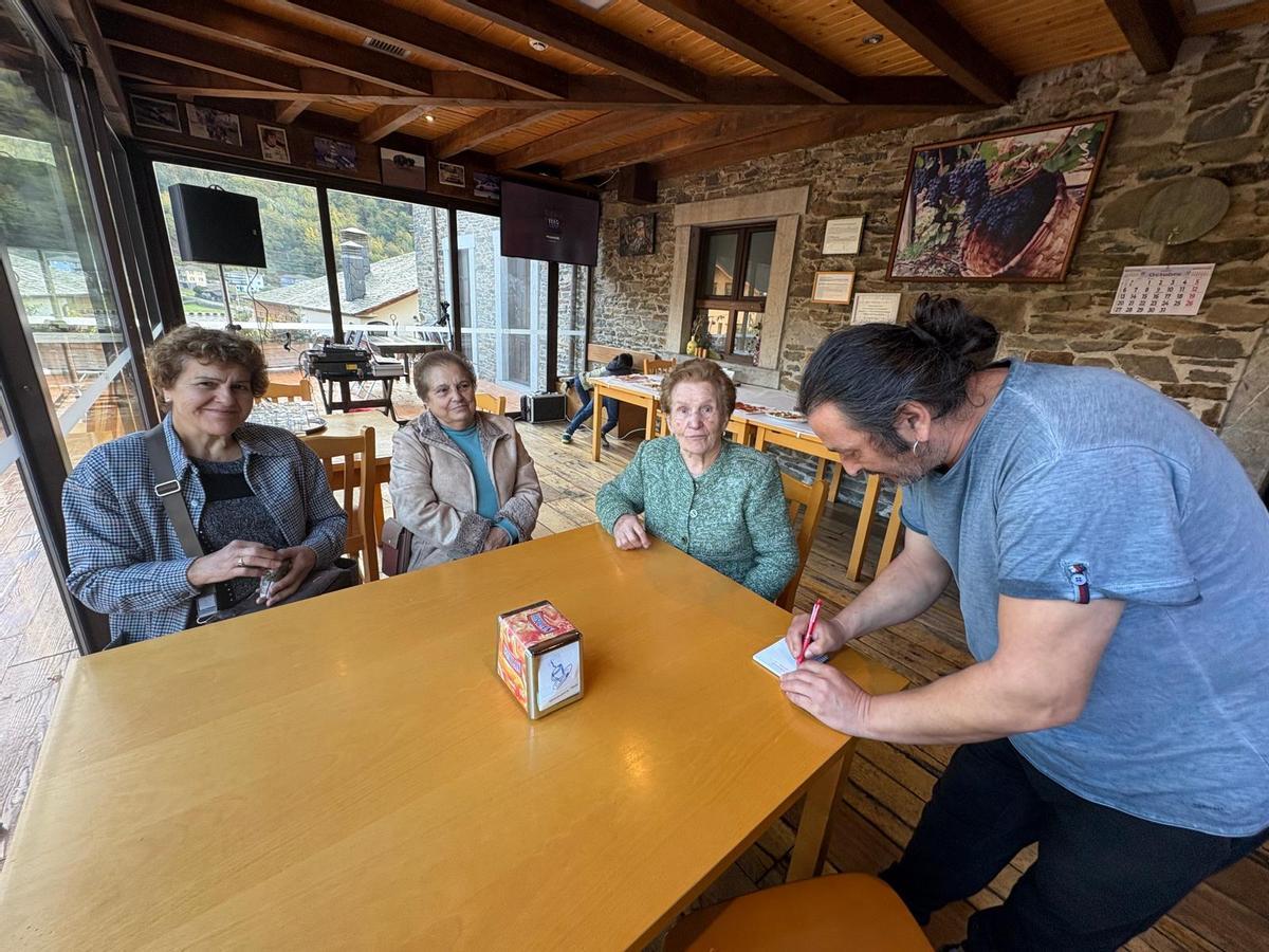 Fernando Llano atienda a varias vecinas de Cibuyo.