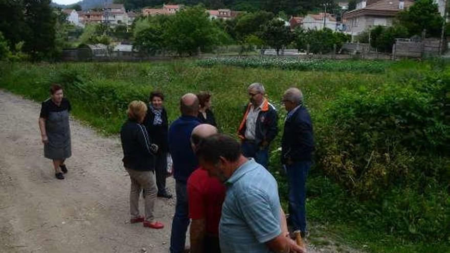 Vecinos afectados en la zona de canalización de la línea. // G.N.