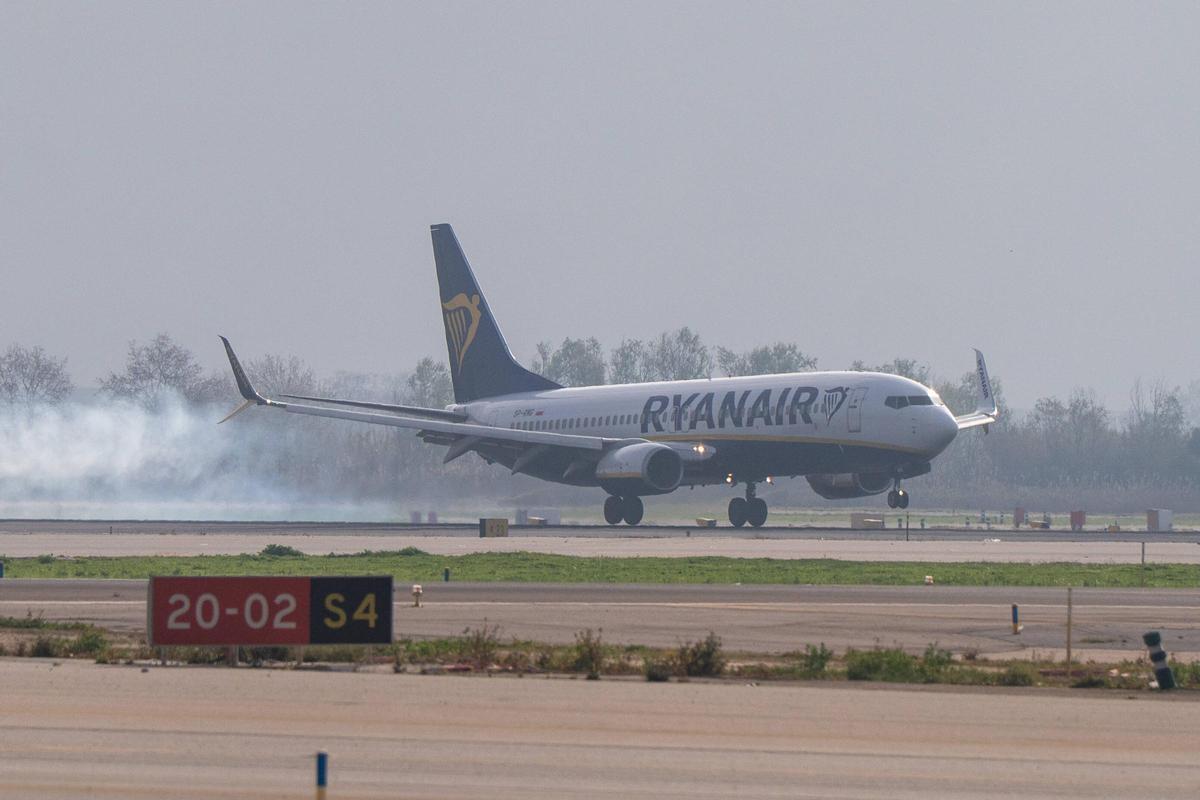 El aeropuerto de Barcelona-El Prat no se espera a la ampliación: renovará el asfalto de la pista del mar, construirá nuevos carriles y modernizará instalaciones.