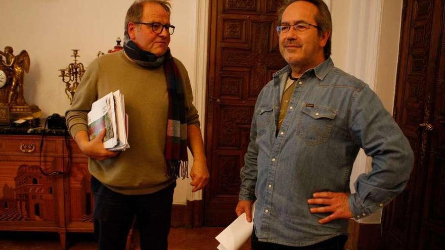 Christoph Strieder y Francisco Guarido en dependencias municipales.