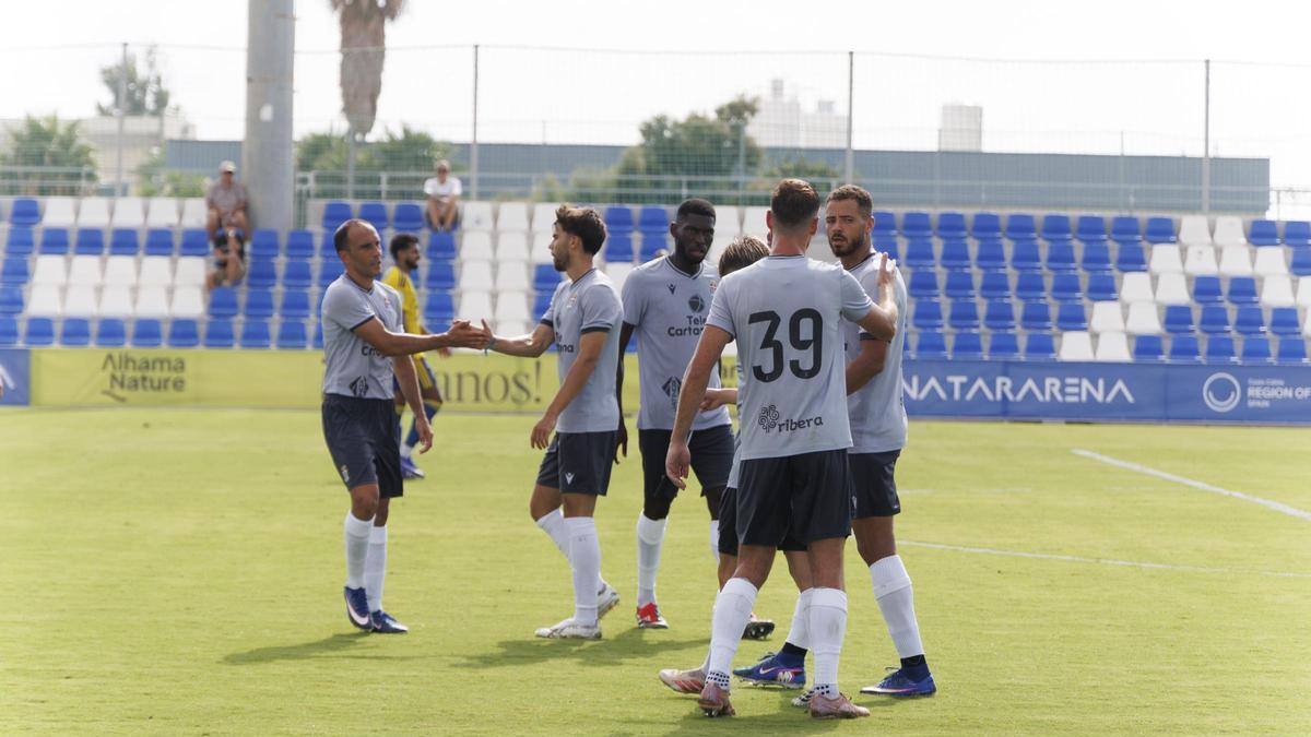 Los jugadores del FC Cartagena celebran uno de los goles al Orihuela.
