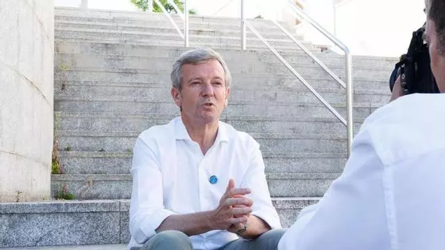Alfonso Rueda cambia el atril por el podcast para vender Galicia Calidade