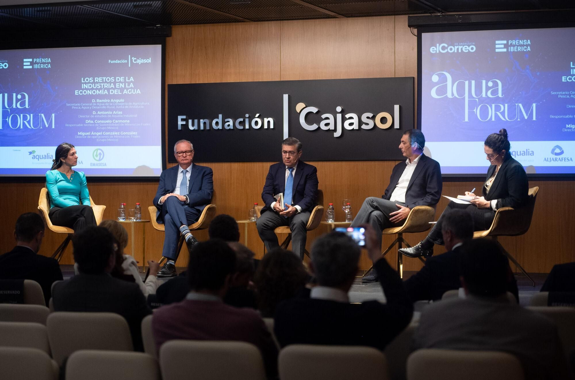De izq. a dcha.: 3. Consuelo Carmona, responsable técnica de sostenibilidad de HEINEKEN; Miguel Angel González González, director de operaciones de Minera Los Frailes; Antonio Arias, director de estudios de Aqualia Industrial; Ramiro Angulo, secretario general de Agua de la Jnta de Andalucía; y Patricia Godino, subdirectora de El Correo de Andalucía, durante el encuentro Aquaforum 2025 celebrado en Sevilla