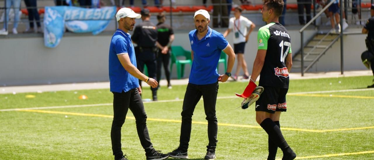 Los hermanos Carrasco dialogan con un jugador del Ciudad de Lucena tras el partido por el ascenso ante el Utrera.